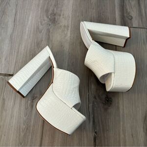 Schutz 7 White Snakeskin Leather Platform Heels